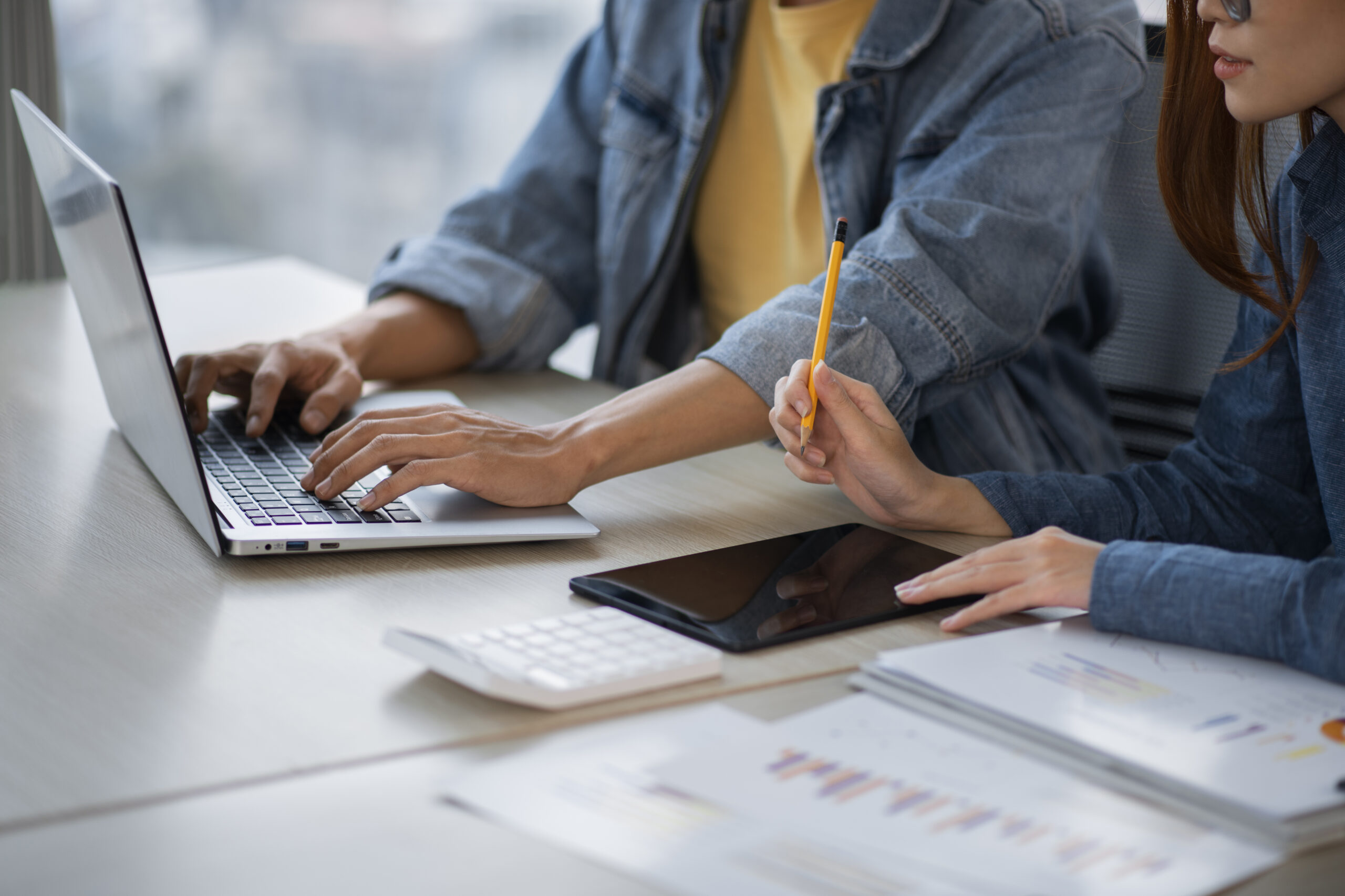 employees-working-together-side-view